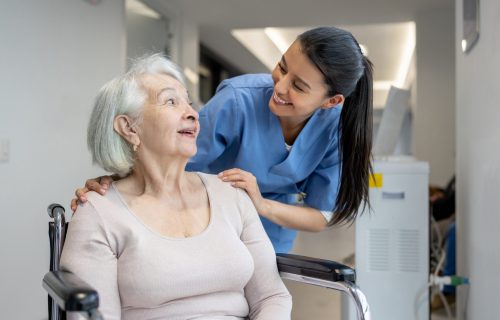 découvrez la définition de l'accueil de jour et ses enjeux essentiels pour le bien-être des personnes âgées ou en situation de handicap. explorez les bénéfices de ces structures pour un accompagnement adapté et une vie sociale enrichie.