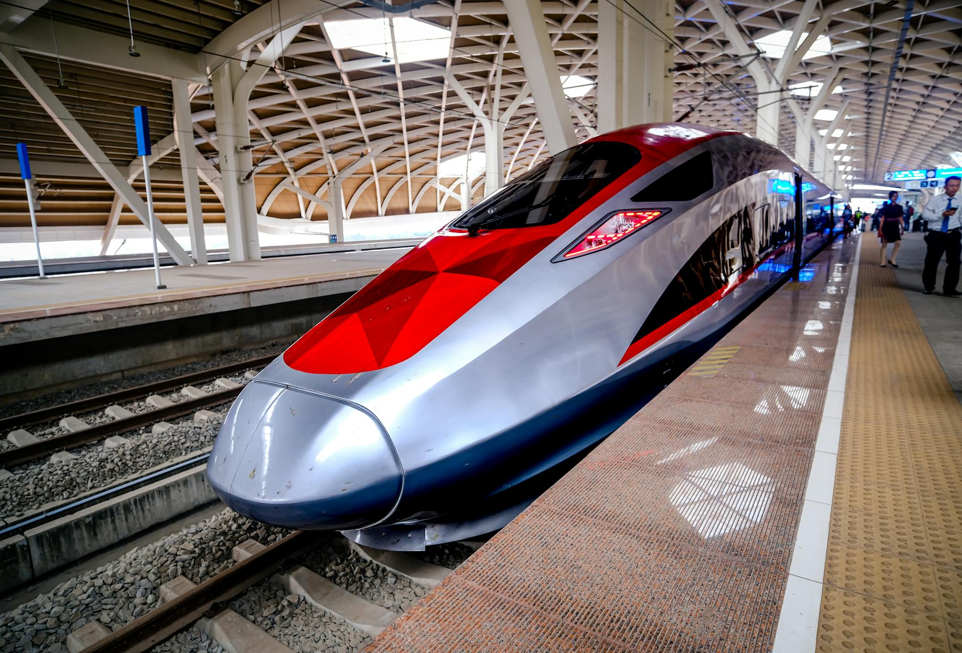 découvrez comment la chine introduit les 'trains argentés' pour encourager les baby-boomers à explorer le pays. une initiative innovante qui allie confort, accessibilité et nouvelles expériences de voyage pour les seniors.