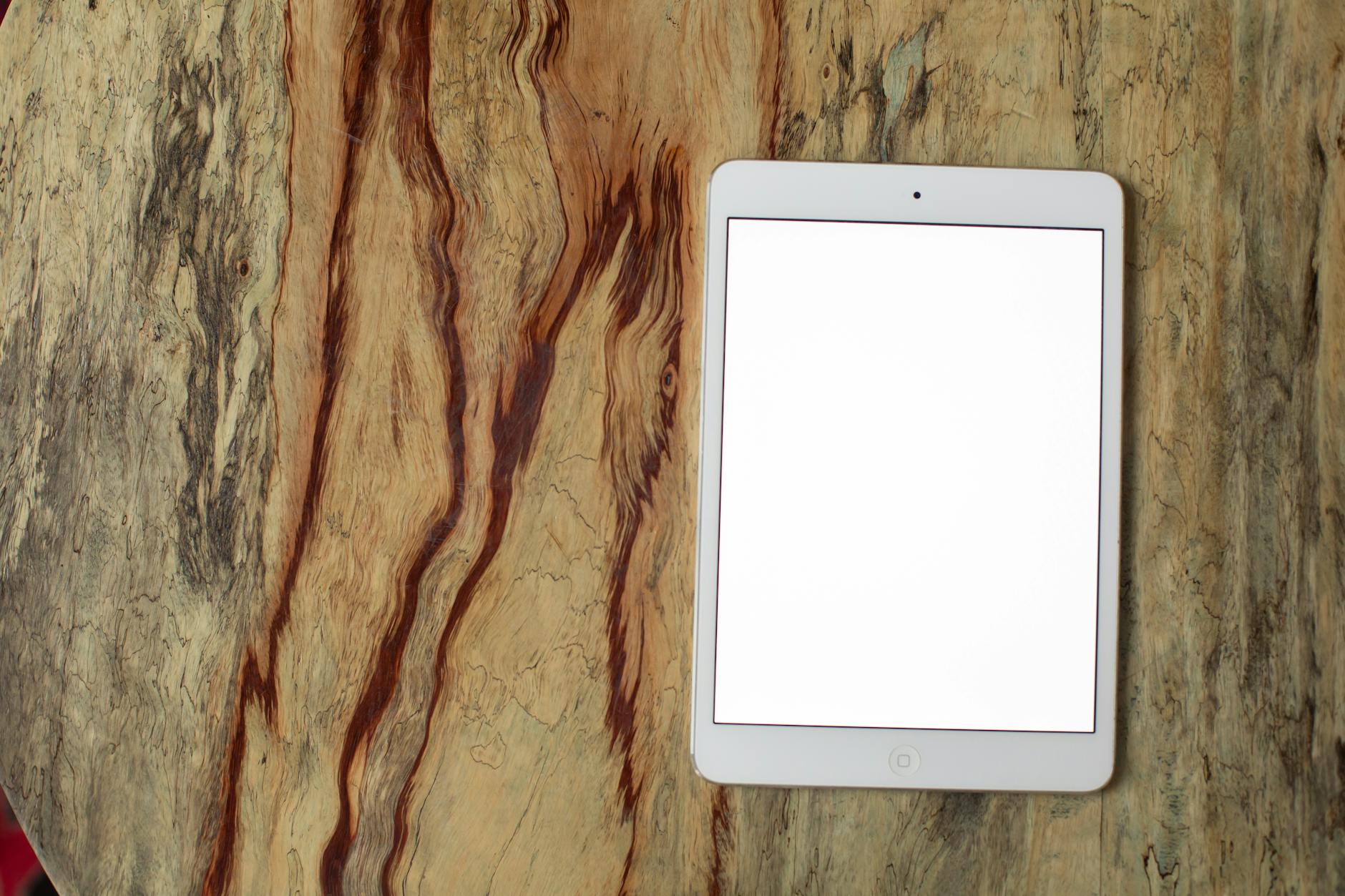 découvrez comment l'ipad, grâce à son « mode senior » et à l'accès guidé, peut aider à combattre l'isolement social des personnes âgées en simplifiant l'utilisation de la technologie.