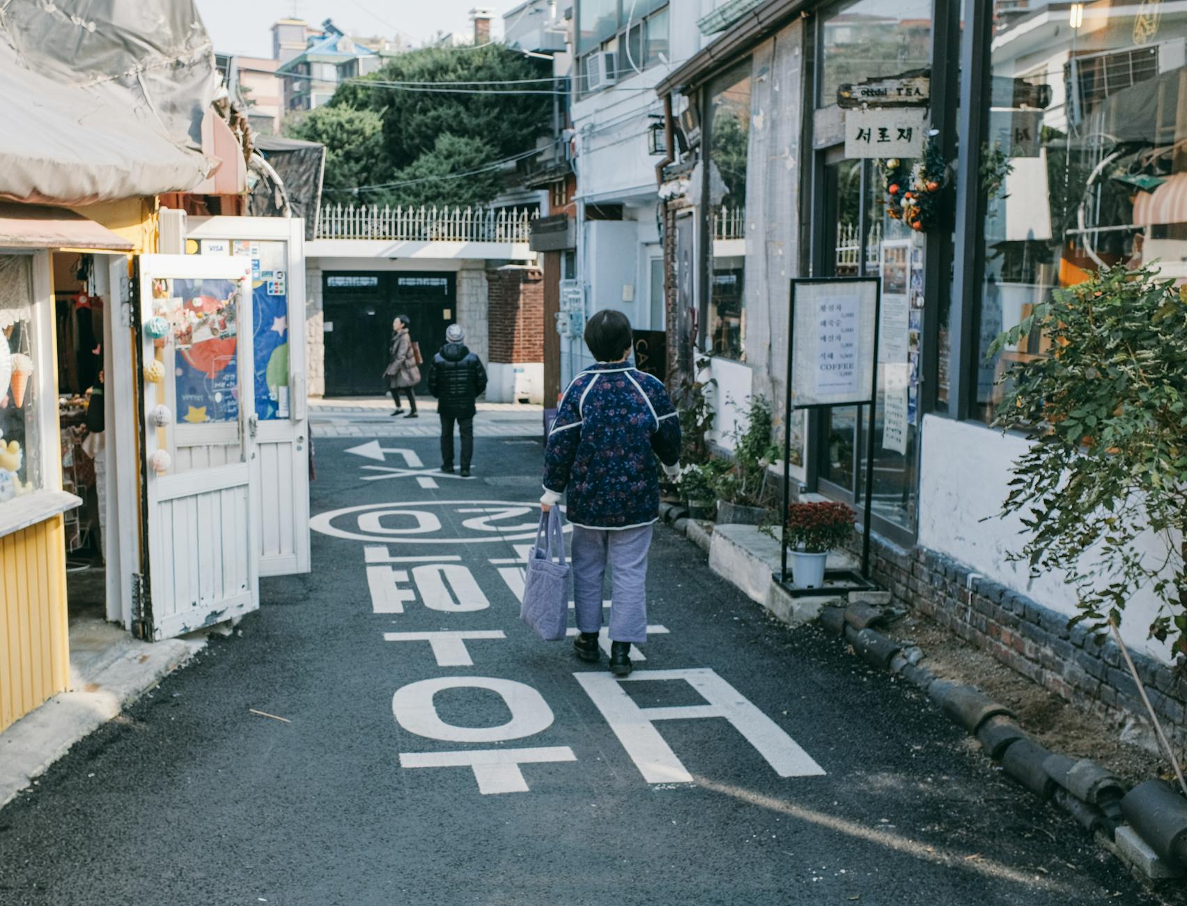 discover how the senior economy in South Korea influences the market and social policies. analyzes demographic trends, government initiatives and economic opportunities for older adults in this dynamic country.
